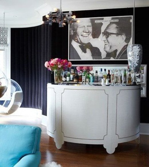 Барна стійка в інтер’єрі вітальні